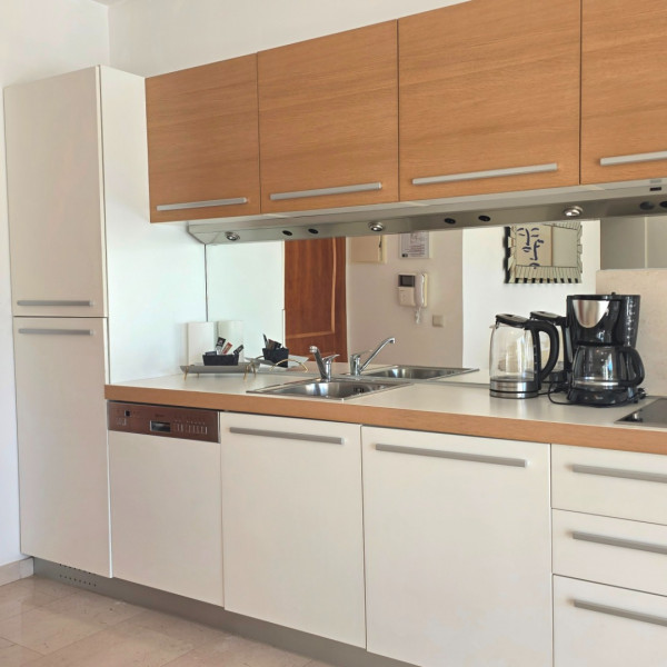 K&uuml;che, Villa Perla Baska, Villa Perla Baska mit Pool in der N&auml;he des Meeres, Ba&scaron;ka, Insel Krk, Kroatien Ba&scaron;ka