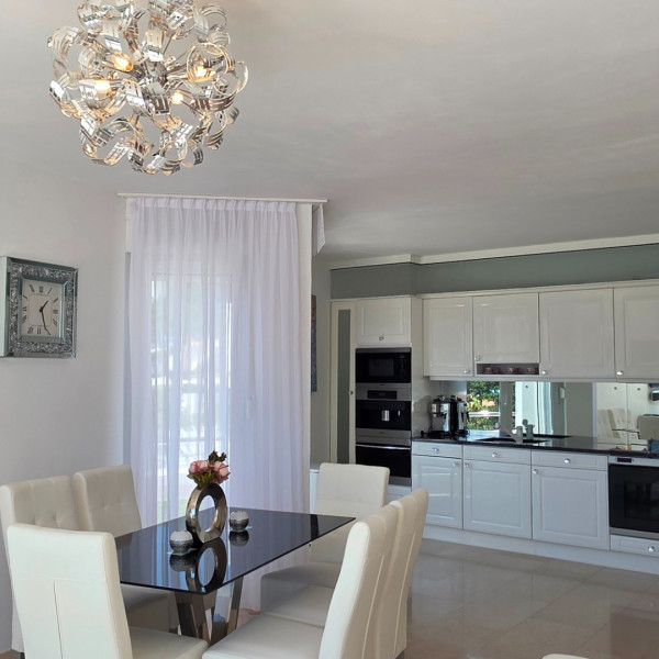 K&uuml;che, Villa Perla Baska, Villa Perla Baska mit Pool in der N&auml;he des Meeres, Ba&scaron;ka, Insel Krk, Kroatien Ba&scaron;ka
