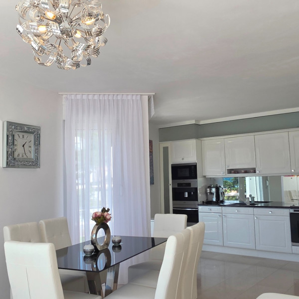K&uuml;che, Villa Perla Baska, Villa Perla Baska mit Pool in der N&auml;he des Meeres, Ba&scaron;ka, Insel Krk, Kroatien Ba&scaron;ka